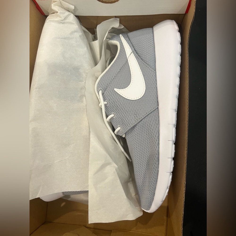 Nike Roshe Run Kids 6Y. Fits women’s 7.5